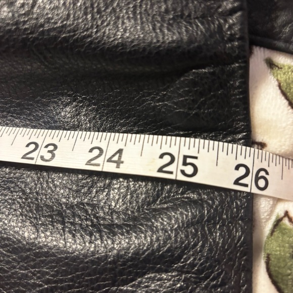 VINTAGE Wilson’s  Black Genuine Leather Jacket w/belt 20” Armpit/Armpit Size M - Picture 9 of 11